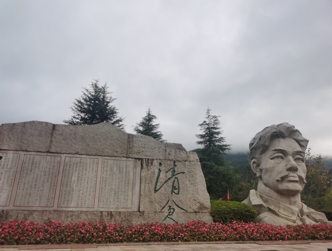 图片包含 户外, 建筑, 男人, 草描述已自动生成