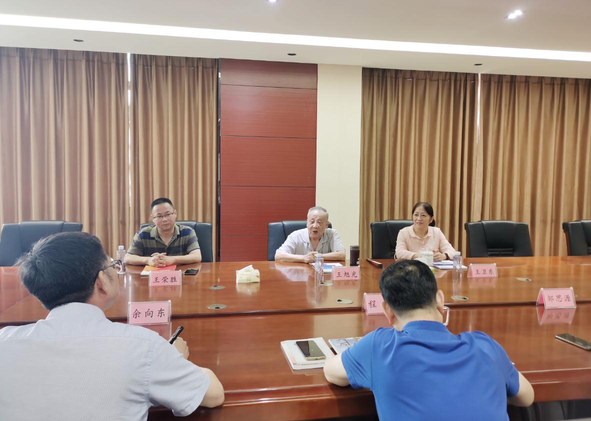 小孩们在房间里

中度可信度描述已自动生成