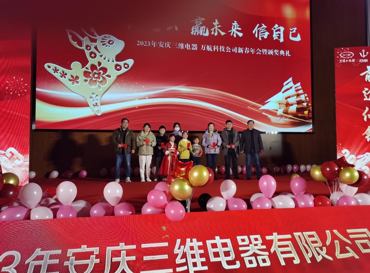 桌子上放满了不同类型的海报

低可信度描述已自动生成