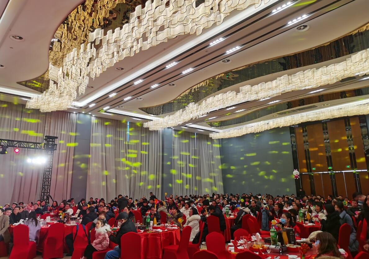 图片包含 游戏机, 建筑, 人们, 人群

描述已自动生成