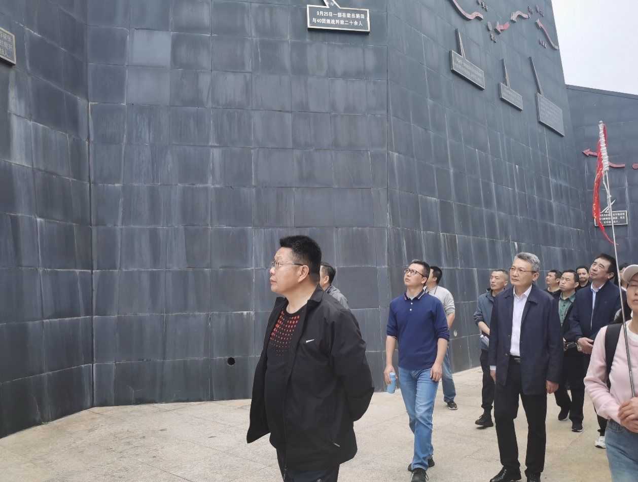 男人们站在建筑前中度可信度描述已自动生成