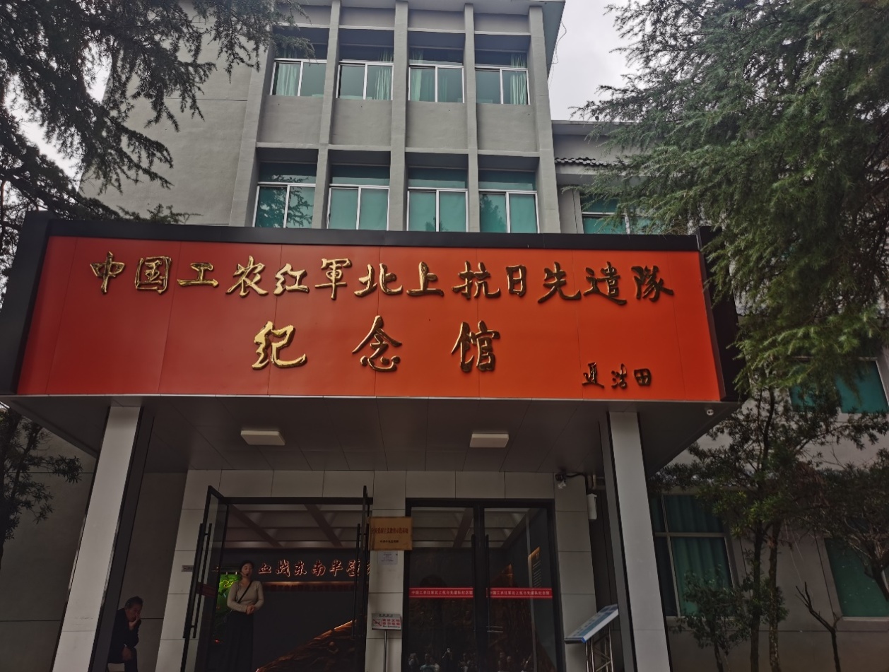 建筑上挂着商铺的招牌描述已自动生成