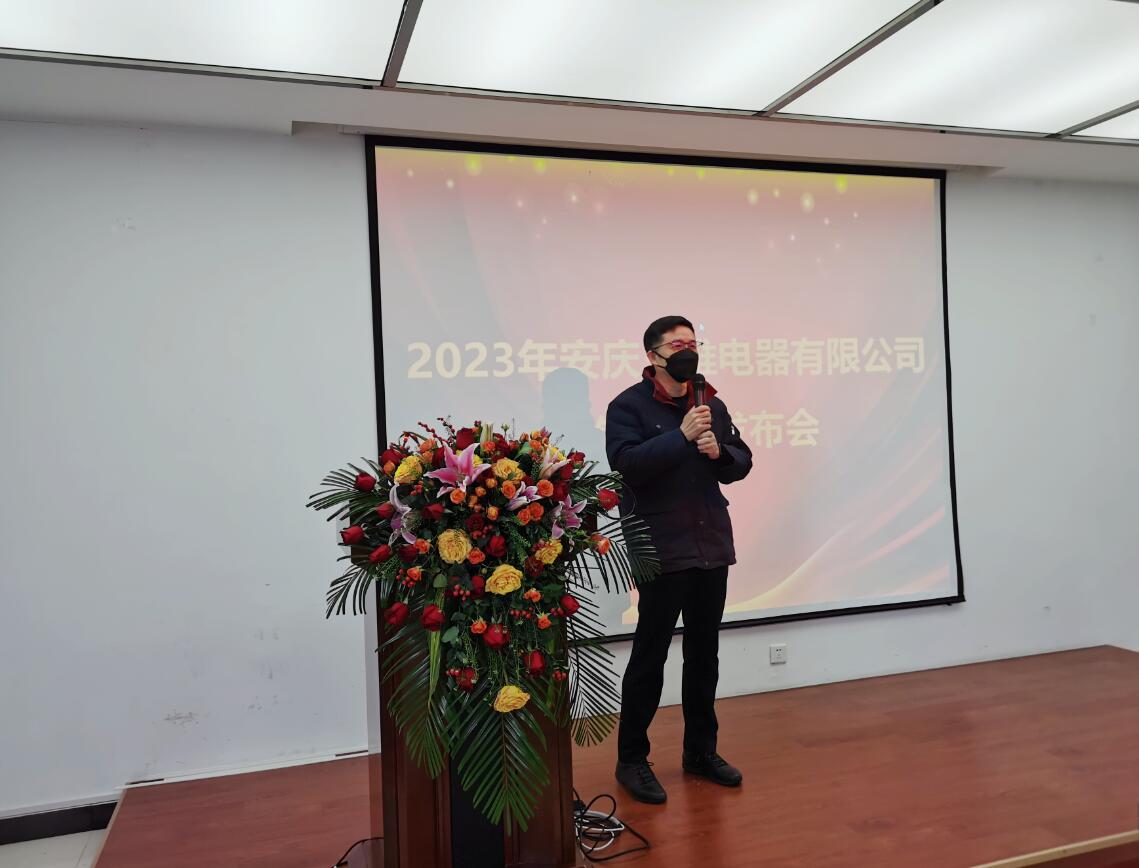 人站在花前

中度可信度描述已自动生成
