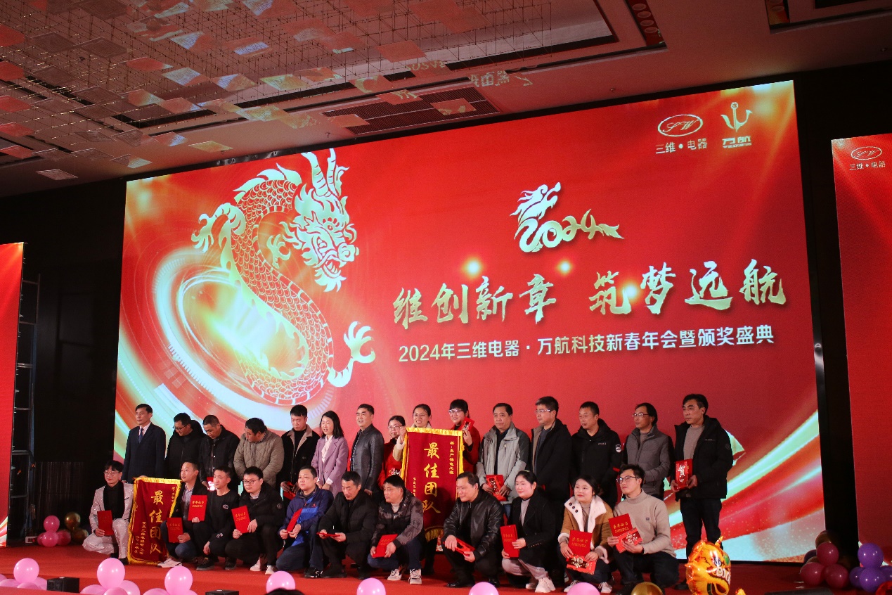 图片包含 人, 前, 桌子, 男人描述已自动生成