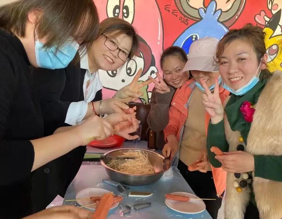 图片包含 人, 室内, 食物, 桌子

描述已自动生成