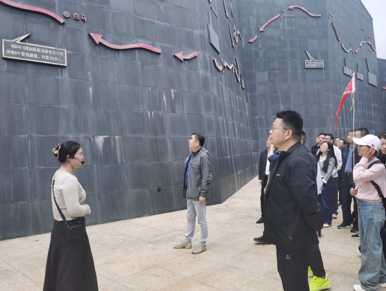 一群人站在建筑前低可信度描述已自动生成