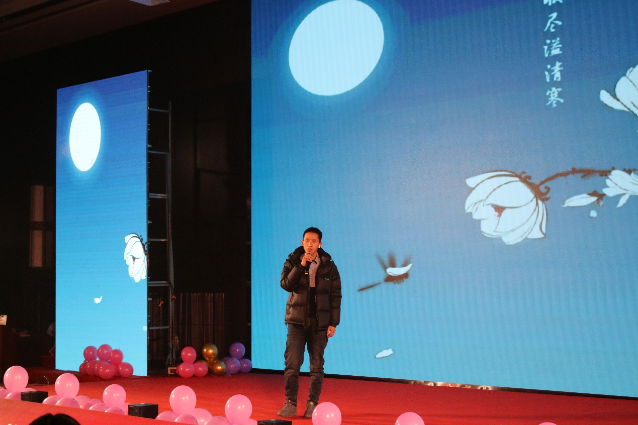 图片包含 室内, 桌子, 男人, 女人描述已自动生成