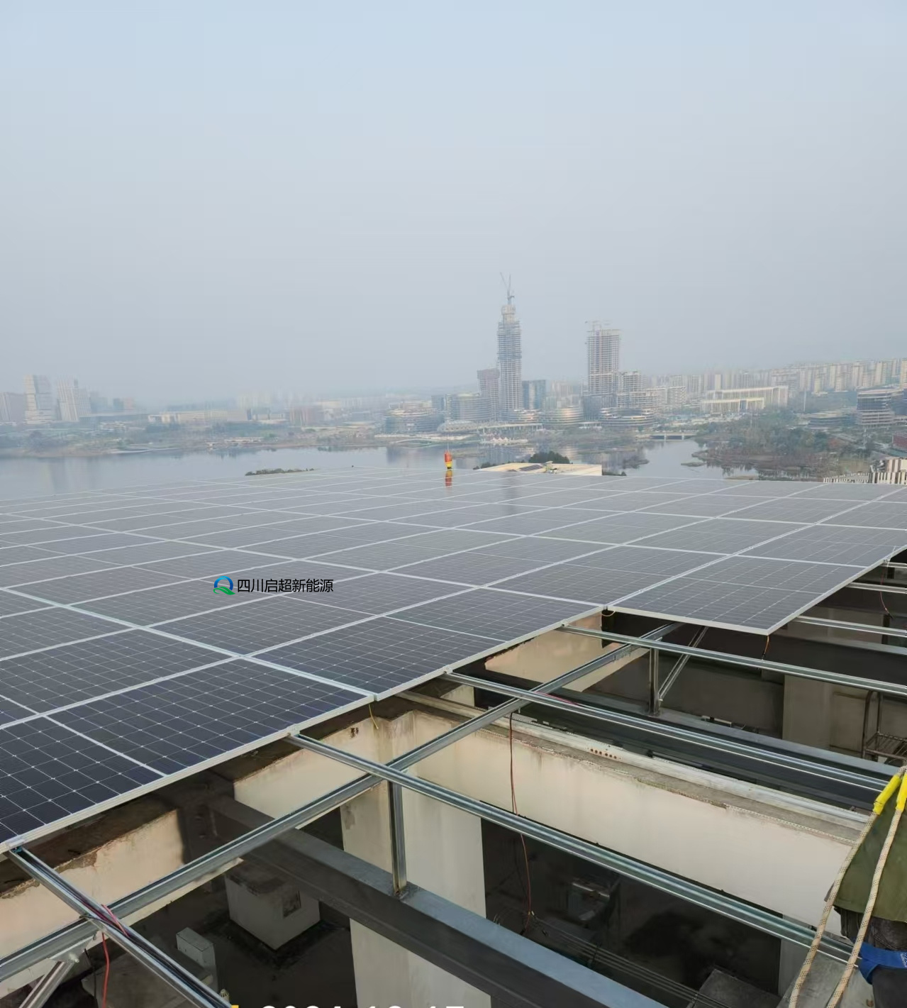 启超新能源为成都某旅馆项目设计、生产及装置161.28KW太阳能并网发电系统-四川启超新能源科技有限公司