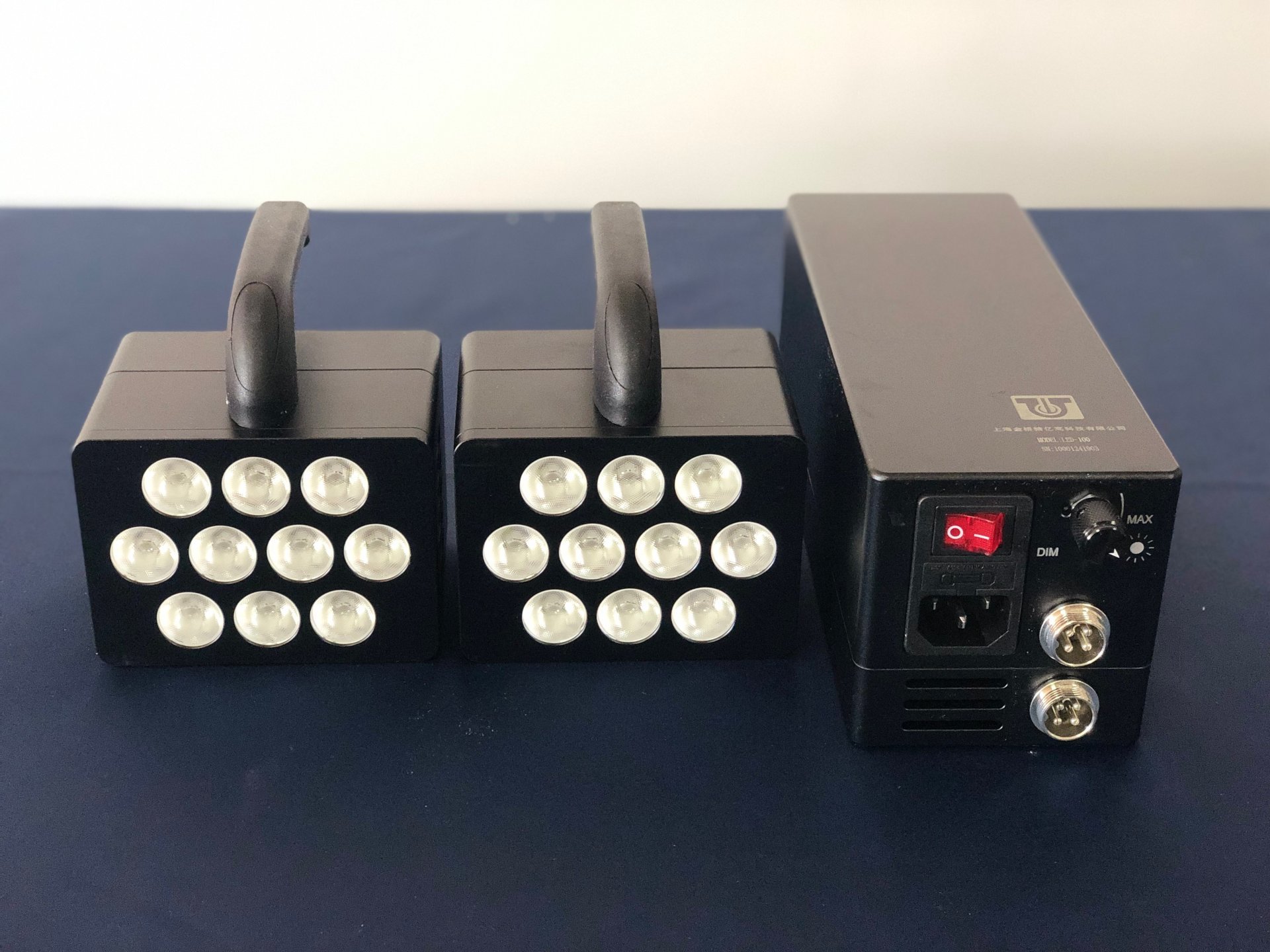 高亮度白光200W LED雙頭燈 (100W/盞) 高亮度白光200W LED雙頭燈 (100W/盞)