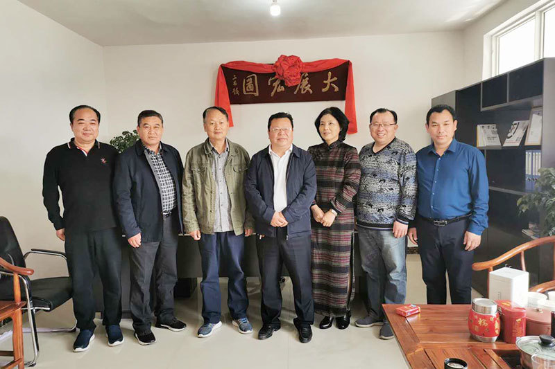 董事长何磊先生与太和县人大常委会部分领导合影 董事长何磊先生与太和县人大常委会部分领导合影