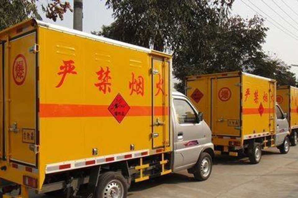民爆运输车