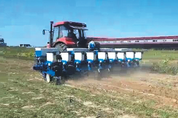 Multifunctional precision seeder operation