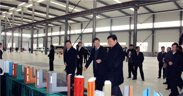 临沂市“转方式 调结构”现场交流会与会领导参观凯米特公司费县厂区