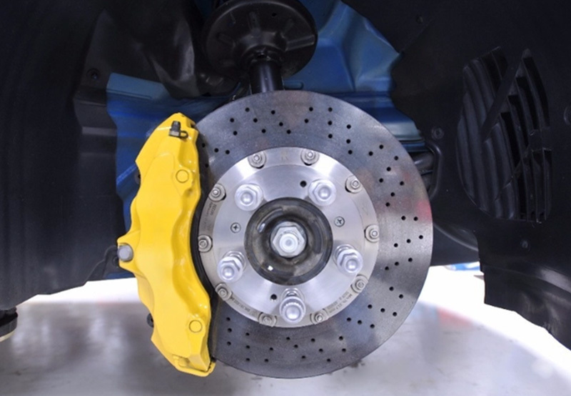 Why are some car brake discs prone to rust, while others are less likely to rust?
