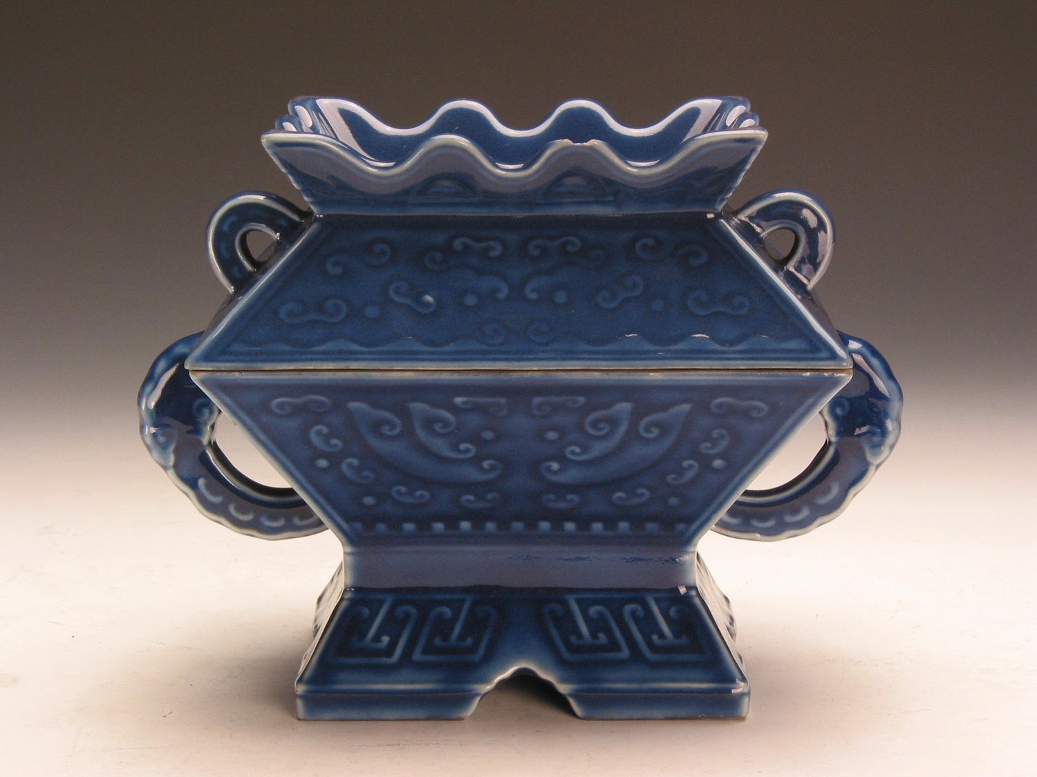 清嘉慶款霽藍(lán)釉簠