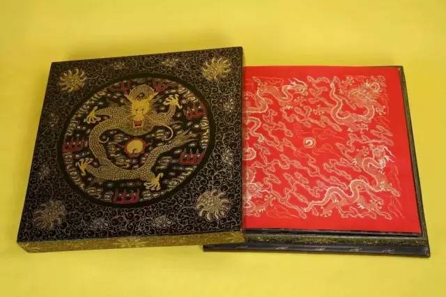 【沈陽故宮精美文物鑒賞】清正紅色描龍戲珠斗方庫絹 【沈陽故宮精美文物鑒賞】清正紅色描龍戲珠斗方庫絹