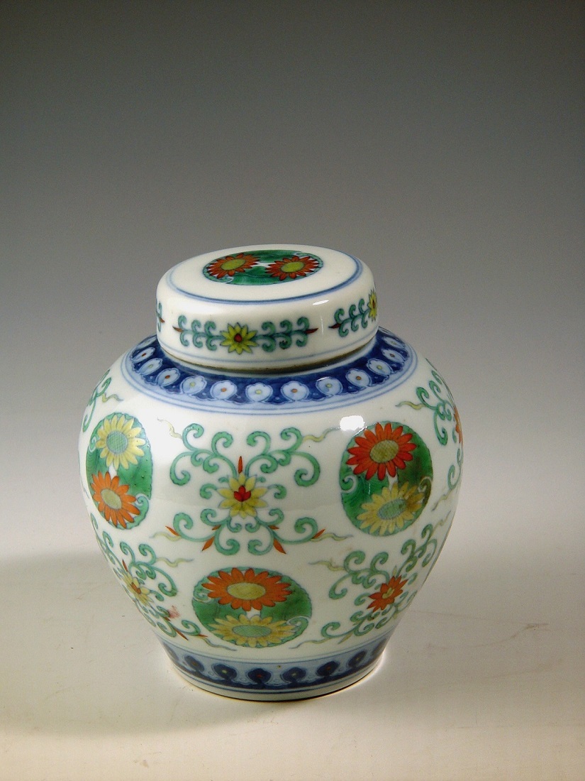 清乾隆款斗彩團(tuán)菊蓋罐