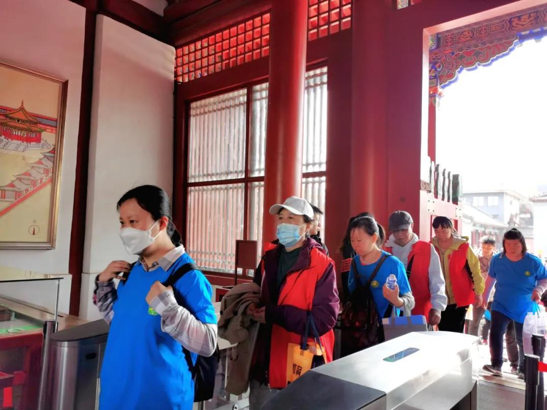 ”牽著蝸牛去散步“愛心公益活動(dòng)走進(jìn)沈陽故宮 ”牽著蝸牛去散步“愛心公益活動(dòng)走進(jìn)沈陽故宮