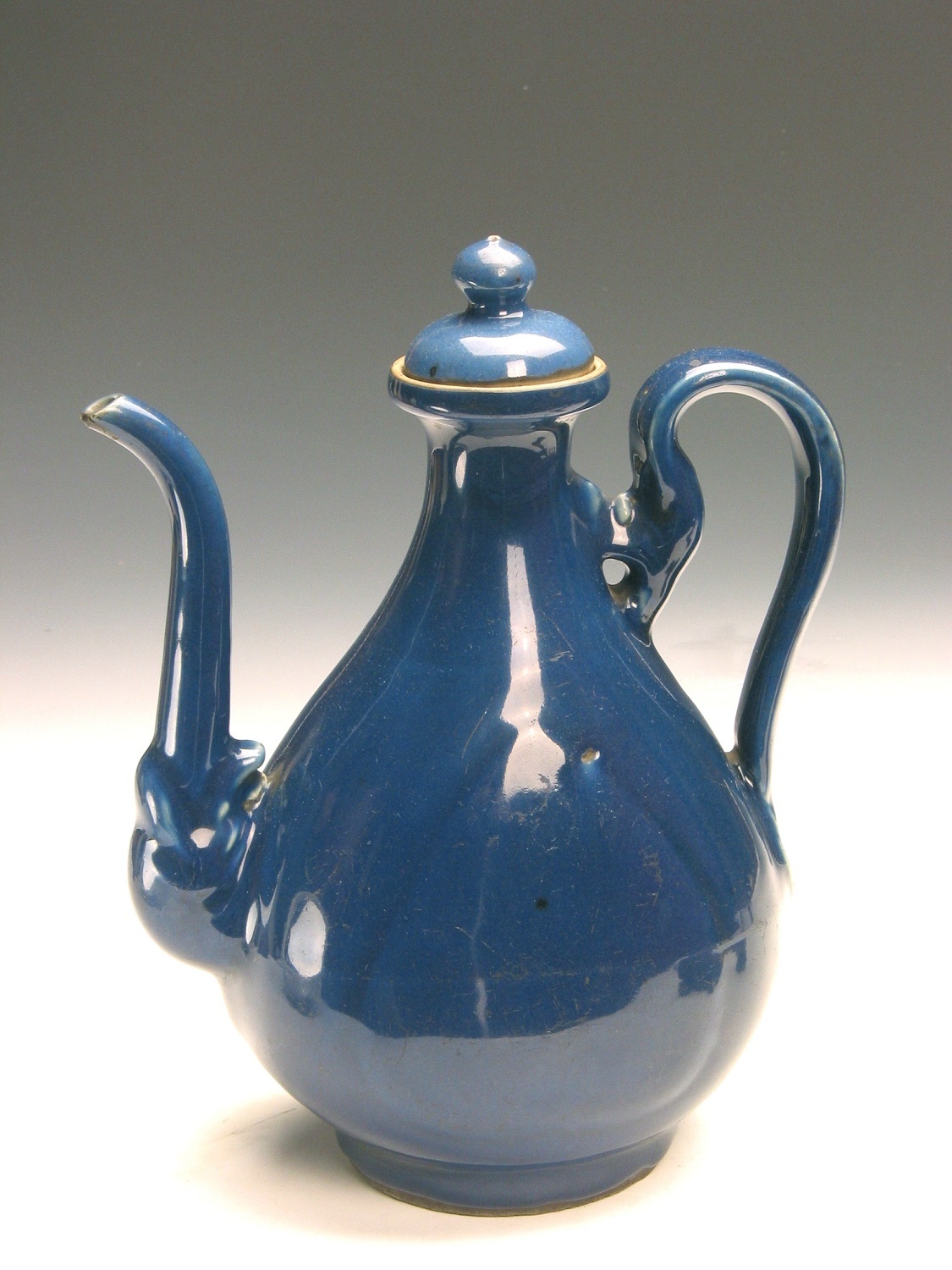 明霽藍(lán)釉執(zhí)壺