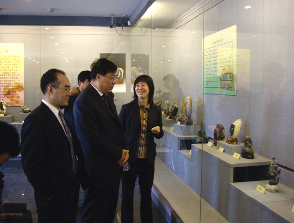 引進(jìn)《阜新瑪瑙藝術(shù)展》 引進(jìn)《阜新瑪瑙藝術(shù)展》