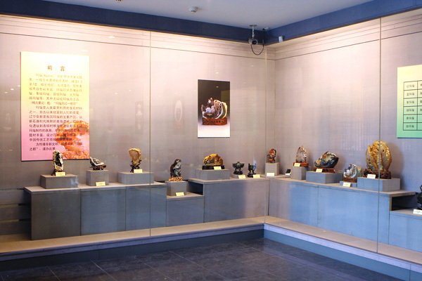 引進(jìn)《阜新瑪瑙藝術(shù)展》 引進(jìn)《阜新瑪瑙藝術(shù)展》