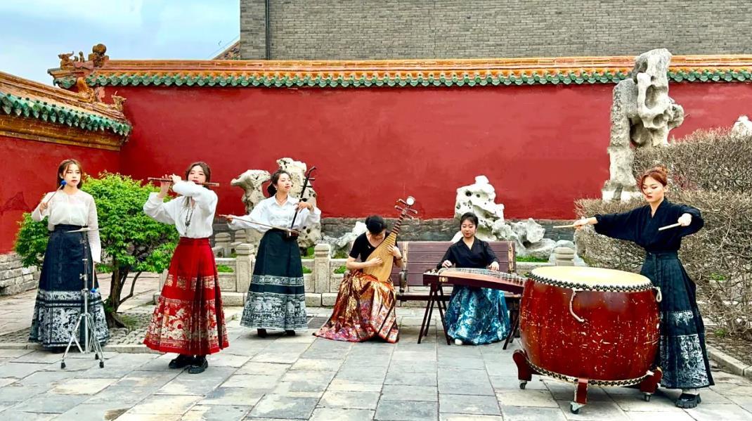 輕騎踏歌行 唱響新六地——沈陽音樂學(xué)院“紅色文藝輕騎兵”小分隊走進沈陽故宮博物院 輕騎踏歌行 唱響新六地——沈陽音樂學(xué)院“紅色文藝輕騎兵”小分隊走進沈陽故宮博物院