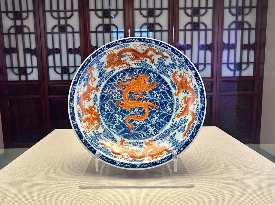 蛟龍出海 龍行在天|來沈陽故宮看清代青花礬紅彩巔峰之作——清雍正款青花紅龍大盤 蛟龍出海 龍行在天|來沈陽故宮看清代青花礬紅彩巔峰之作——清雍正款青花紅龍大盤