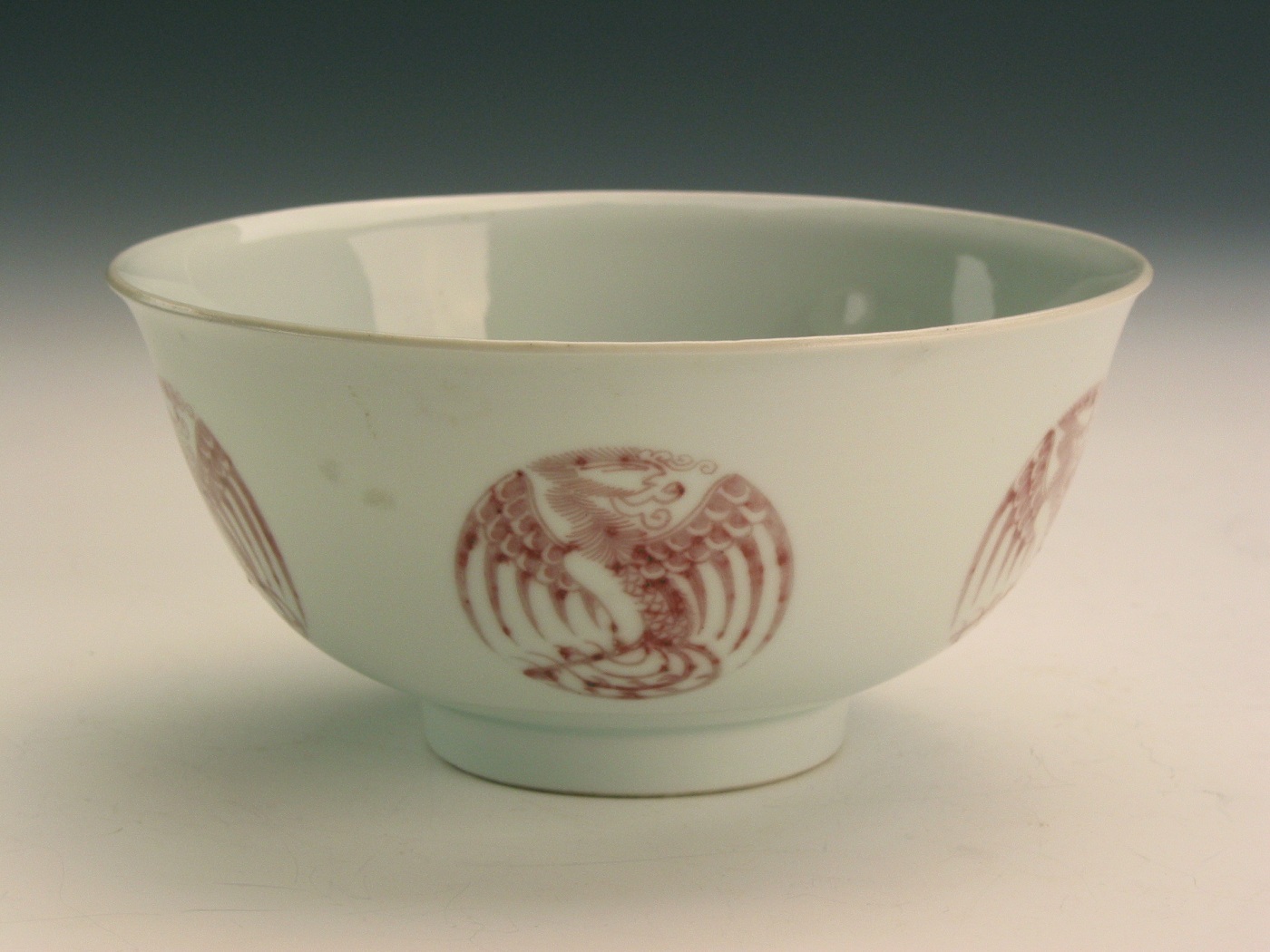 清乾隆款釉里紅團(tuán)鳳紋碗