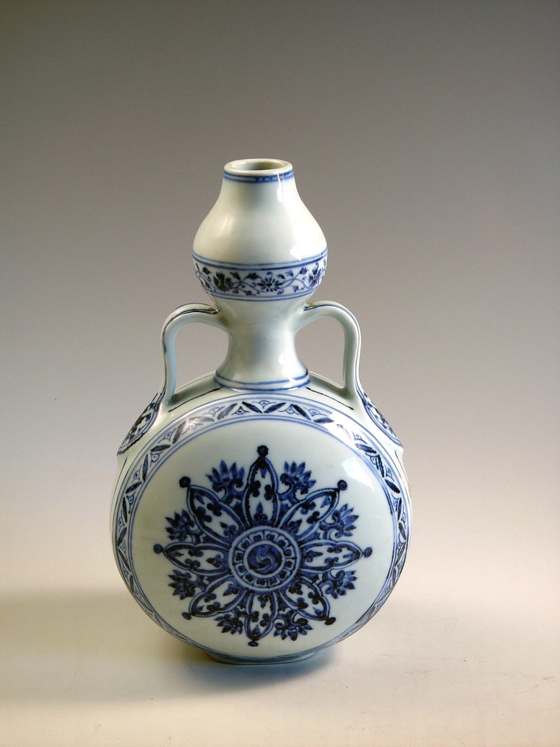 明青花雙耳背壺