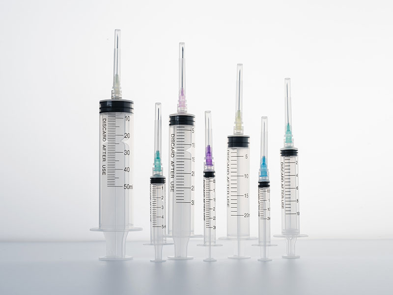 Three-piece syringe with screw port and needle