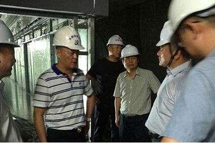 市政特種集團董事長江漢超認(rèn)真視察了地鐵七號線工地施工情況，針對工程目前建設(shè)情況提出了意見和指導(dǎo)思路。