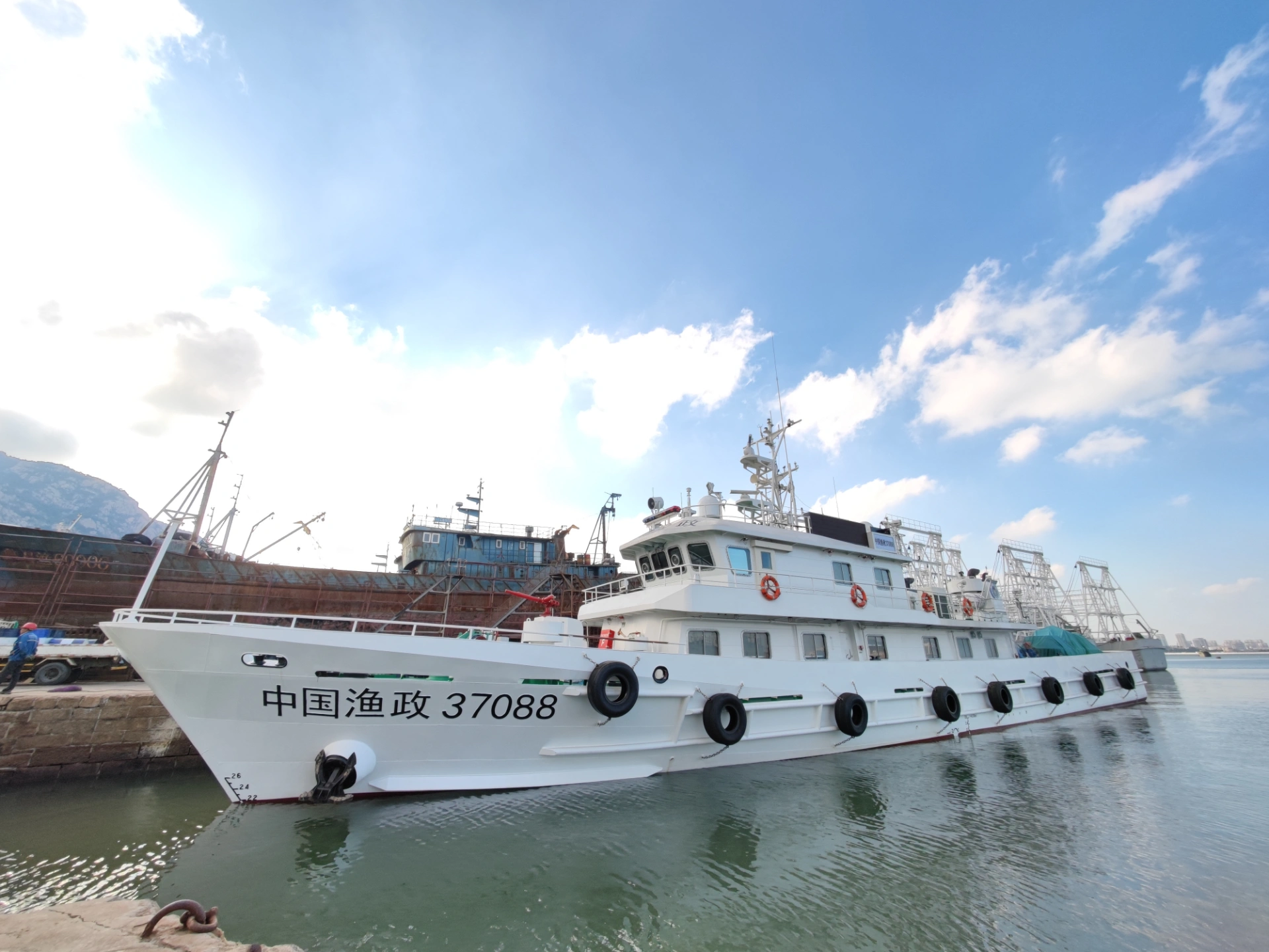 Longkou's 200-ton fisheries enforcement vessel