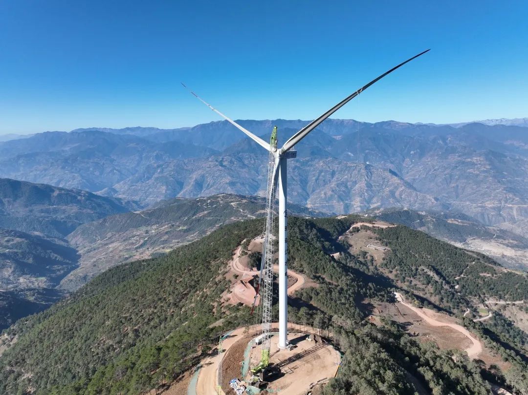 極光綠牽手風電白，中聯重科起重機臘巴山風電項目圓滿首吊