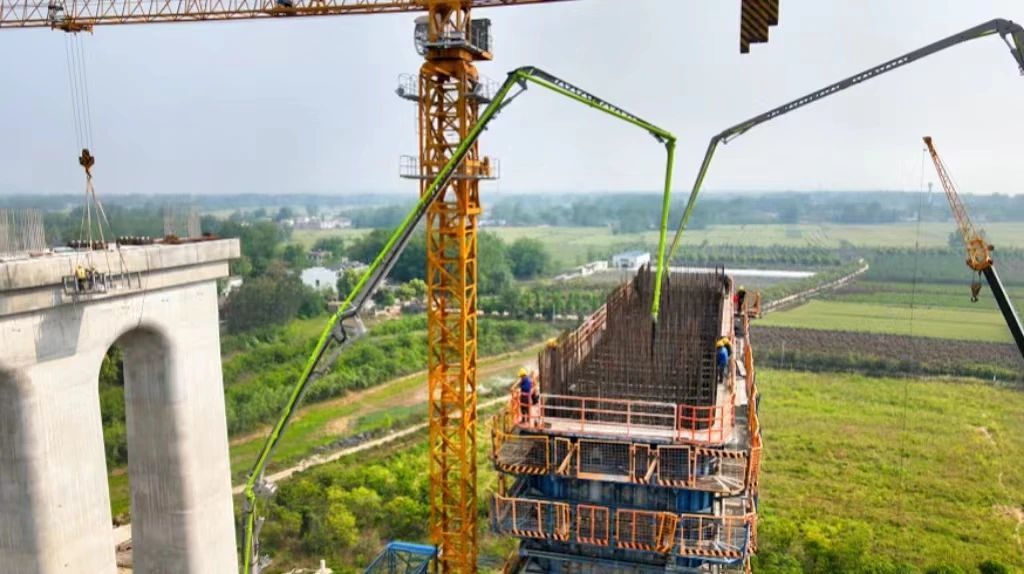 強者擔重任！中聯重科70米泵車助建全球跨度最大三塔斜拉橋