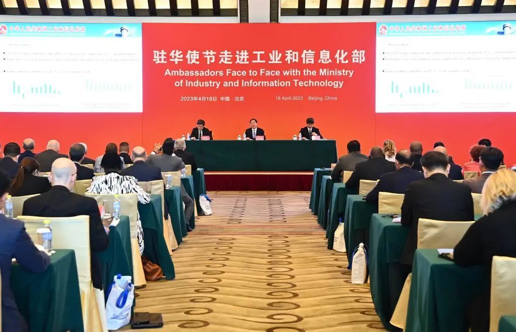 大受震撼！110余位駐華使節走進三一！