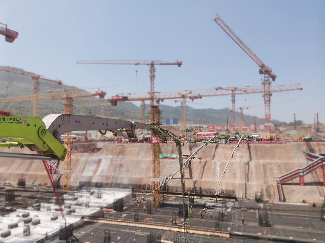 熱火朝天建站忙，中聯重科裝備重慶東站施工擔“C位”