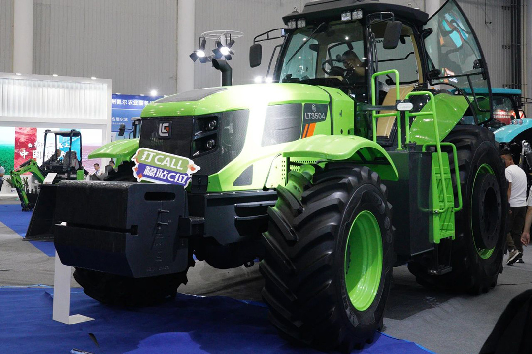 柳工新品拖拉机亮相中国国际农业机械展览会