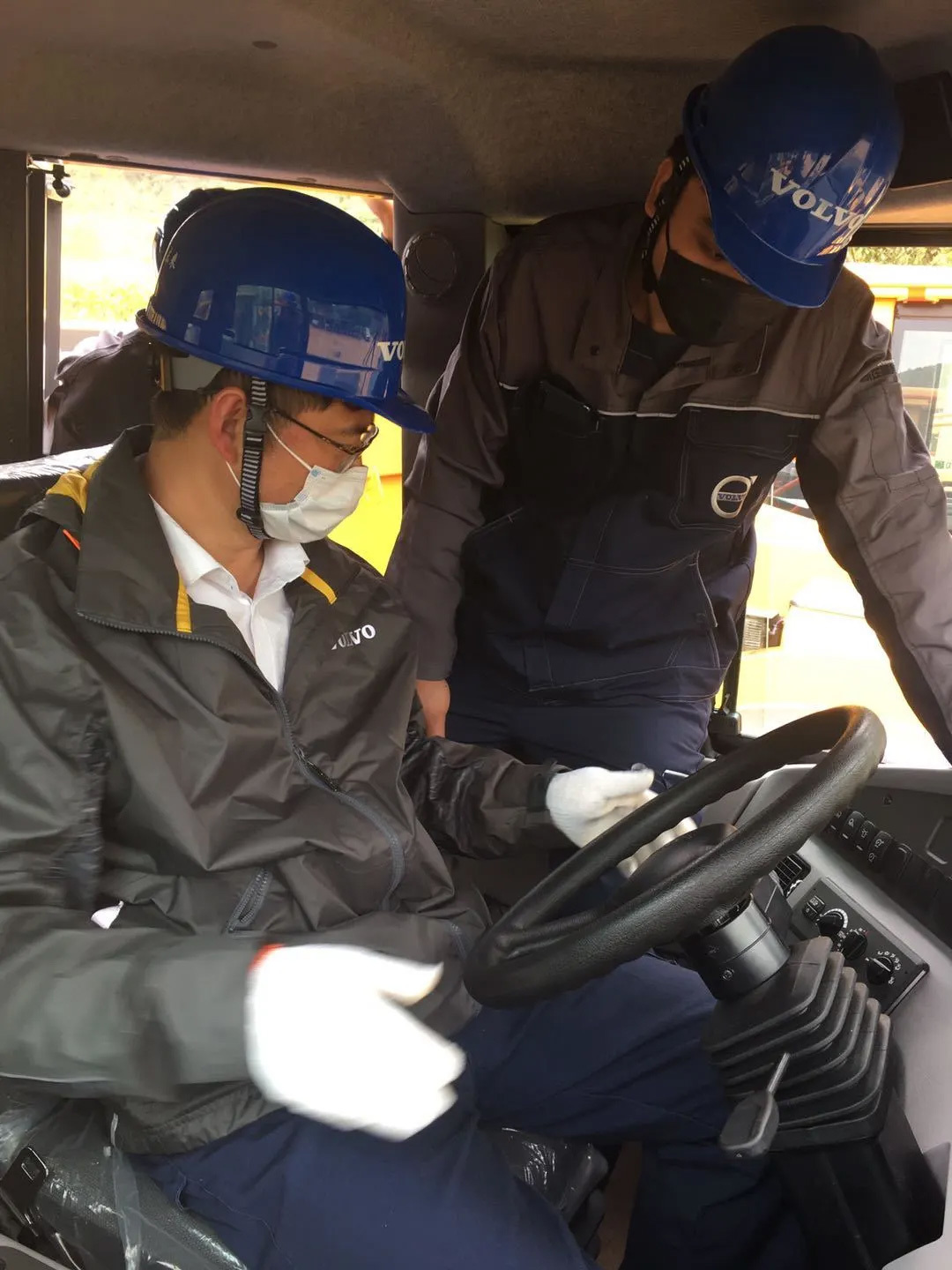 從專業交付到安心服務，A45G鉸接式卡車交付中鋁廣西分公司