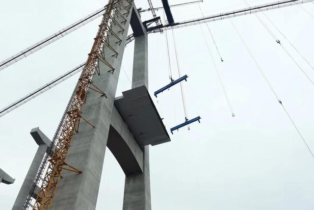 新田長江大橋212.9噸鋼箱梁空中“蕩移”88米！
