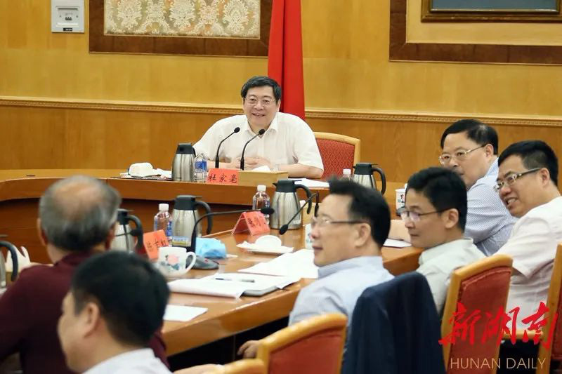 杜家毫與梁穩根等工程機械領域部分專家、企業家座談