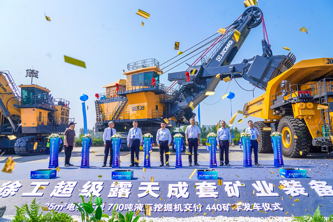 下線！交付！發車！徐工頂級“巨無霸”三箭齊發！