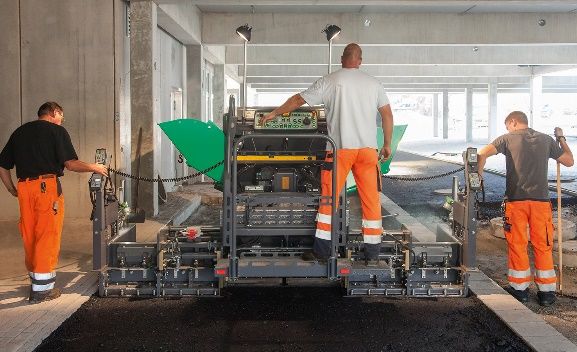国四新品 | 福格勒超级 700i/800i 小型摊铺机: 应用广泛的熨平板配置