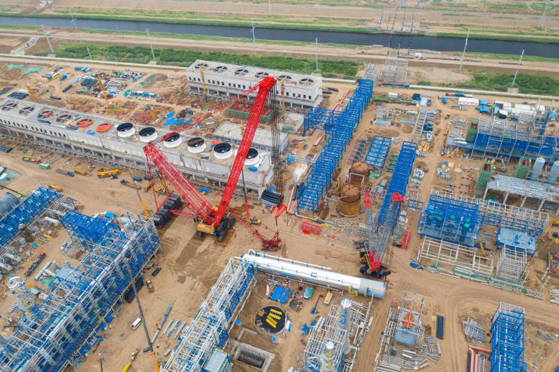 全球最大4000吨履带式起重机首吊成功！中国力量跃上世界巅峰