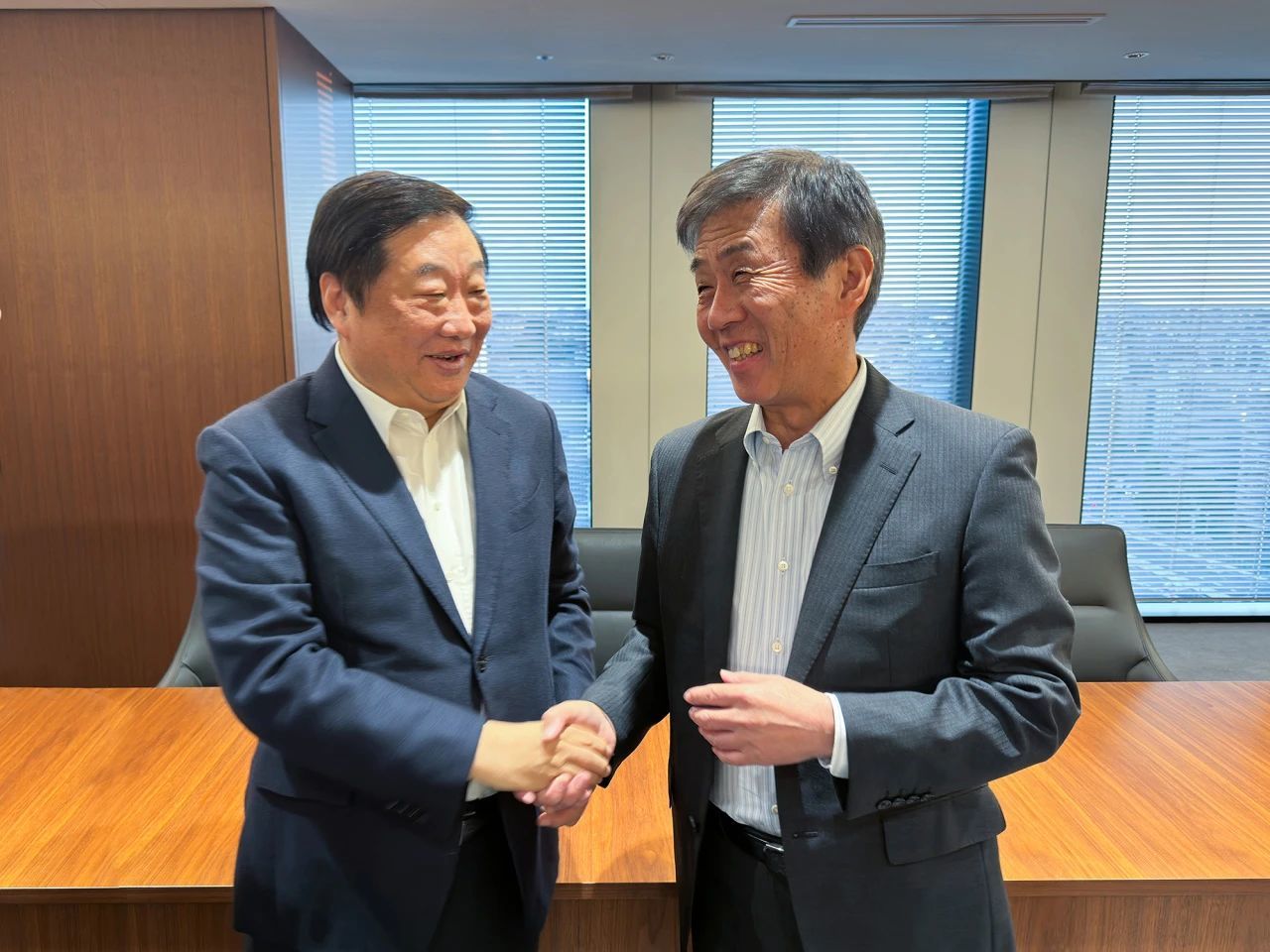 谭旭光与日本五十铃社长片山正则座谈交流