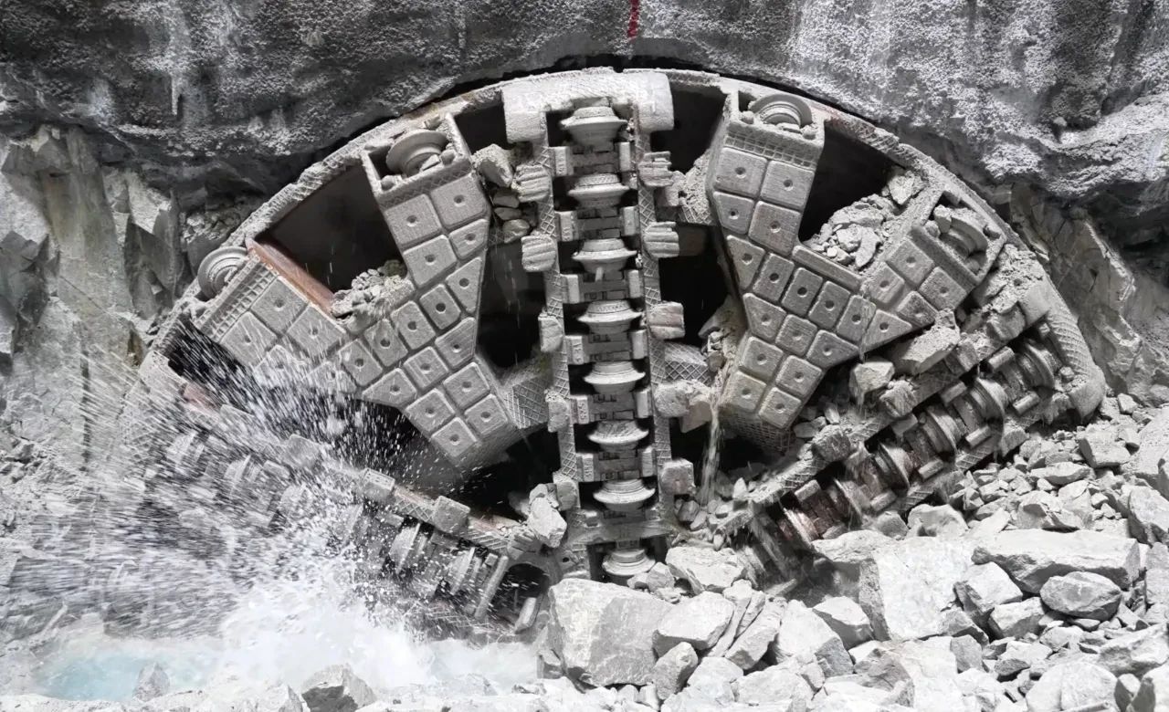 铁建重工“深湾一号”盾构机出洞，助力国内最长城际铁路海底隧道工程建设