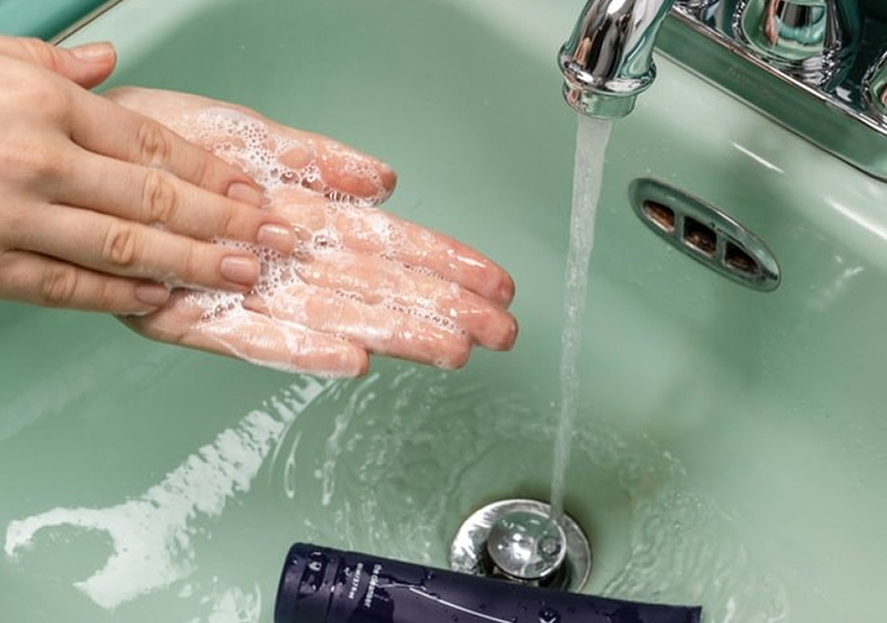 Is it better to use warm water or cold water to wash your face?