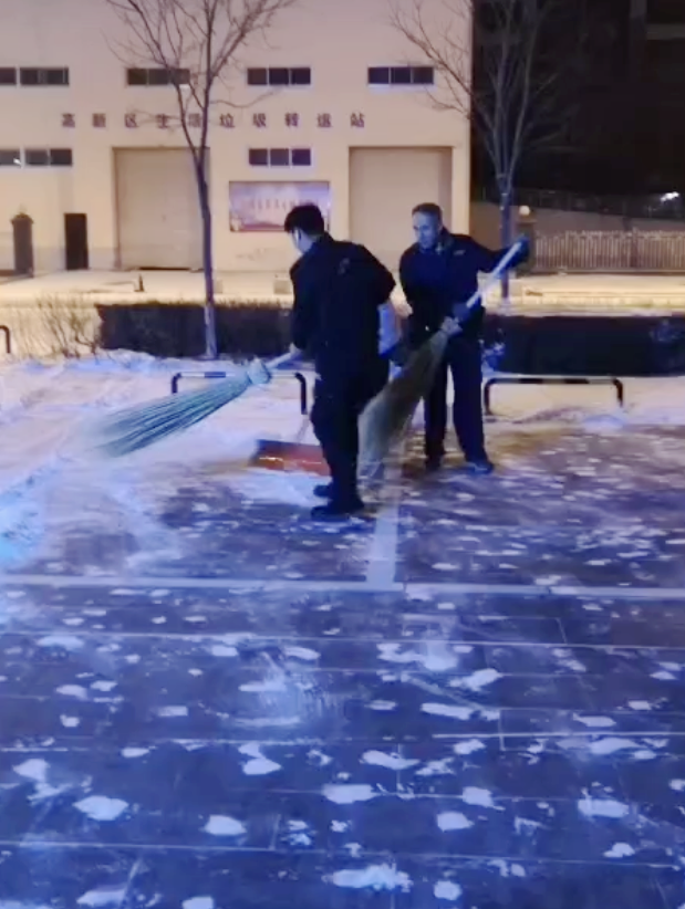 物业公司第一时间清扫积雪，保障业主出行安全