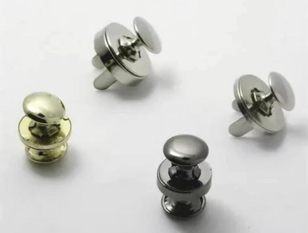 Magnetic badge