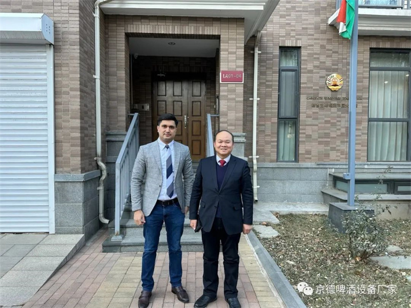 京徳董事長の仅奮飛博士一行はタジスタン共和国の駐中国大使館に入った
