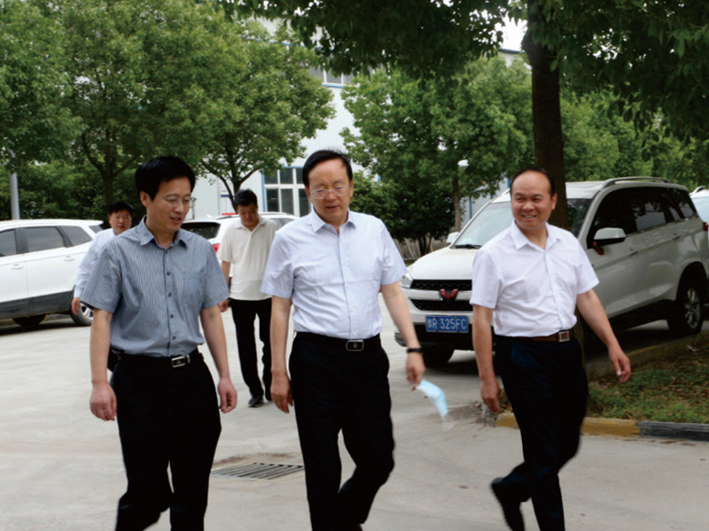 Zhang Qisheng, vicepresidente de la CCPPCh de Nanyang, y Liu Zhongqing, secretario del comité del partido del distrito, visitaron Jingde